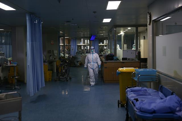 探访武汉重症隔离病房：三层防护服加三道门，一天不上洗手间