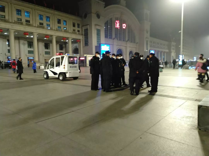 6时35分，汉口站广场上，一队警务人员正在开会。&nbsp;新京报记者&nbsp;海阳&nbsp;摄