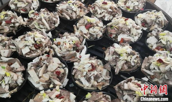 等待上锅蒸的“盅盅肉”。　范丽芳 摄