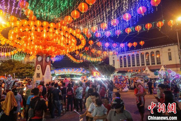 图为梭罗市的过年装饰。　《印尼商报》供图　摄