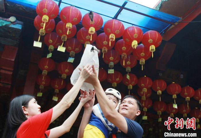 图为一华人家庭在唐格朗文山庙放生。　《印尼商报》供图　摄