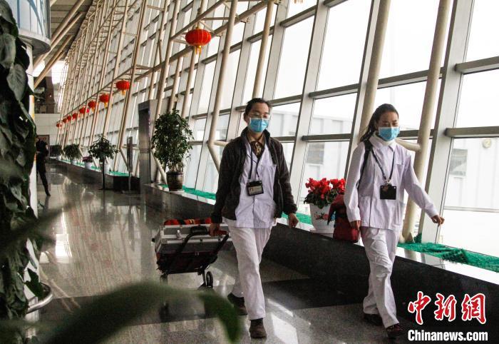 西藏高原机场医生守护归乡人