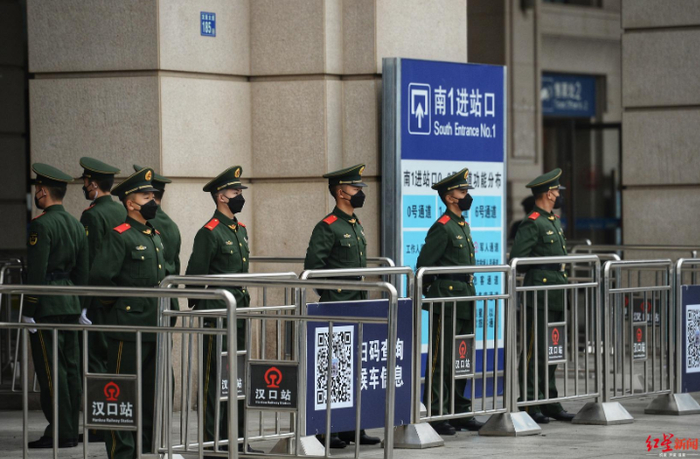　↑武警官兵在已关闭的汉口火车站执勤&nbsp;摄影：王效