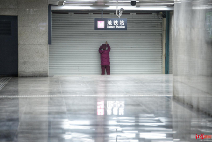 ↑武汉地铁站 摄影：王效