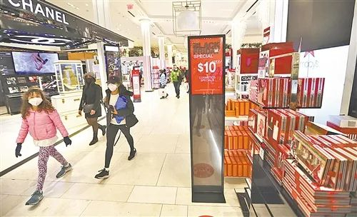 受新冠肺炎疫情影响，今年美国“黑色星期五”购物促销日前往商店购物的人数较往年减少。图为日前人们在美国纽约梅西百货购物。王迎摄（新华社发）