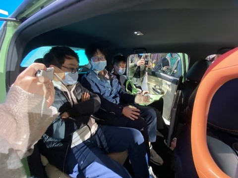 ▲滴滴D1后排坐三个人也并不算拥挤