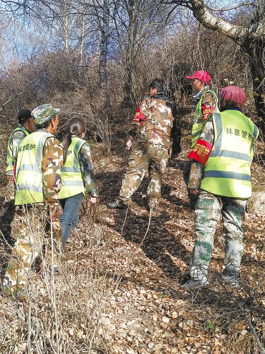 巡护。记者　丁玉梅　摄