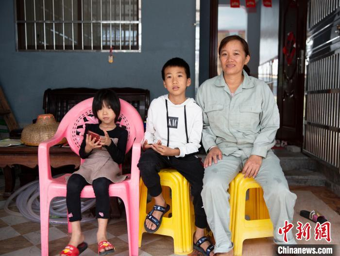 学生家长许连霞如今是社区的物业工人。　王晓斌 摄