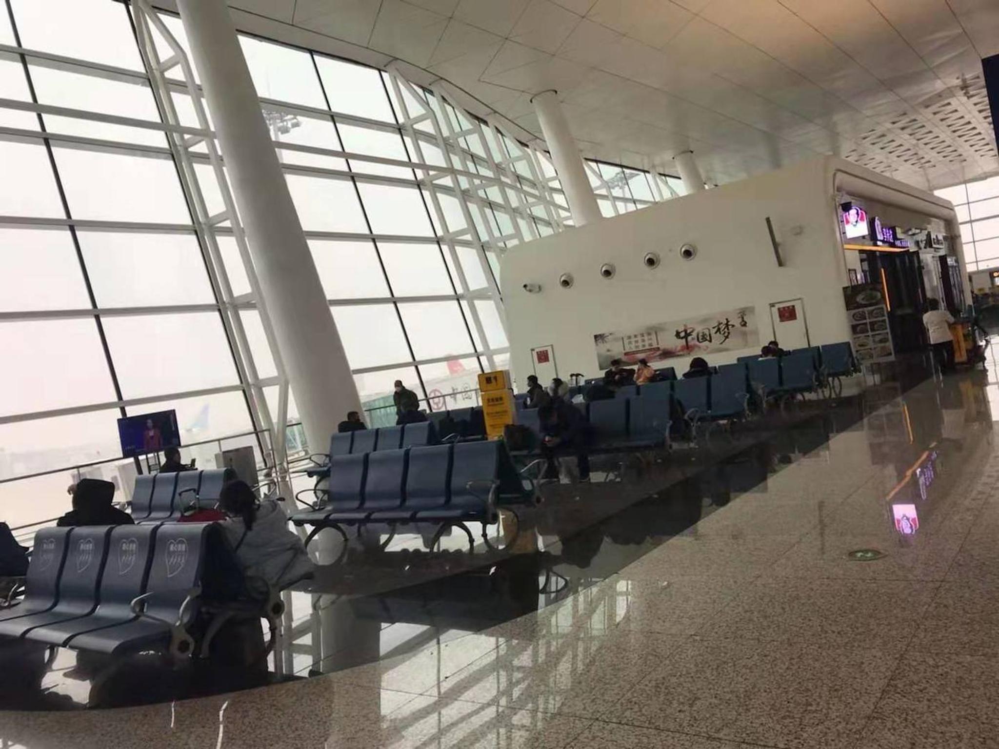 微博网友拍摄的武汉天河国际机场候机厅.