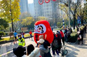 达摩现身南京马拉松助威