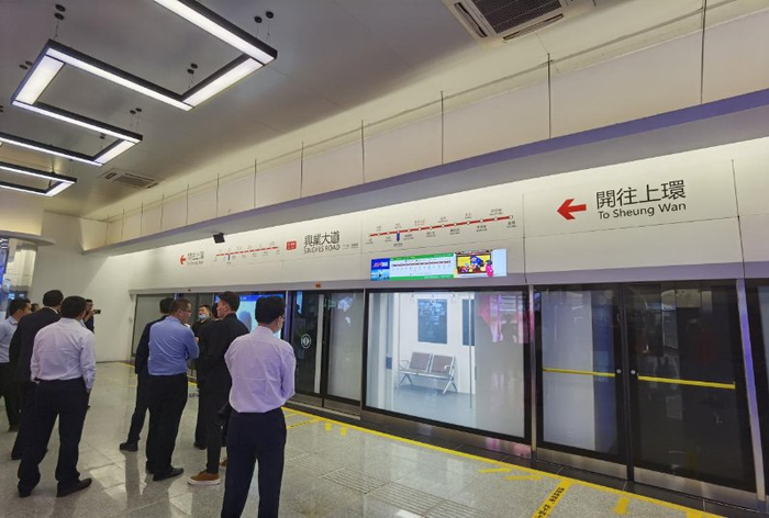 （图说：水发兴业能源展厅内的地铁多媒体屏蔽门）