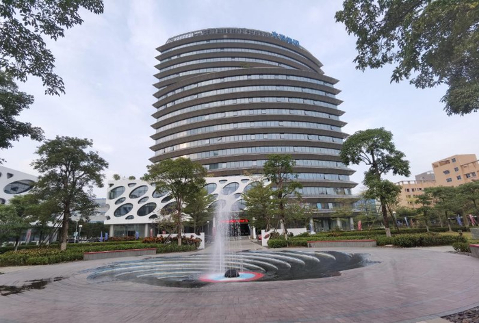 （图说：水发兴业能源研发大楼矗立在初冬南国蔚蓝的天际下）