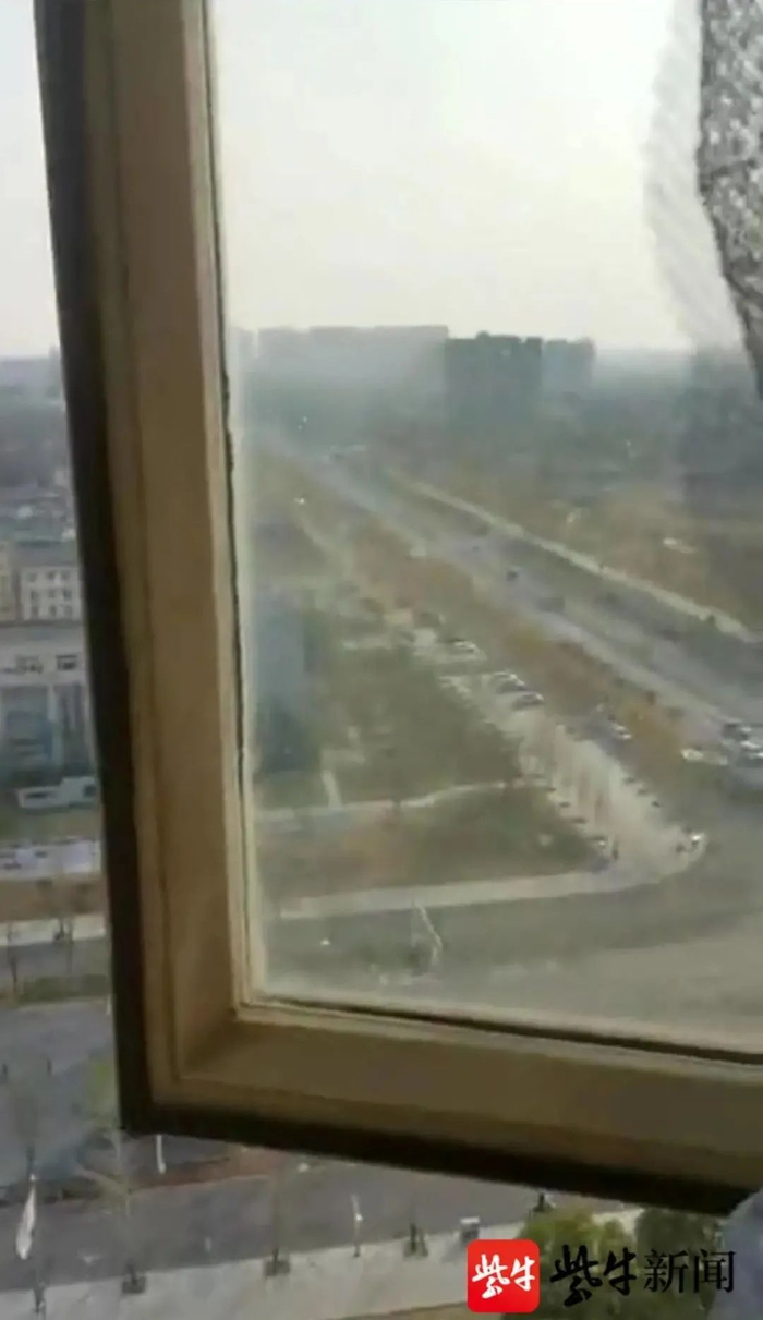 小卓从这个窗户坠落下去的，小卓母亲质疑窗户开启较大，有安全隐患