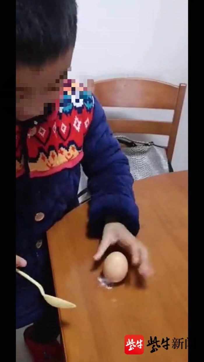 小卓在家中做实验 （孩子家人提供）