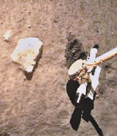 　　图为12月2日，嫦娥五号探测器在月球表面自动采样。　　国家航天局供图（新华社发） 