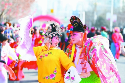     在乐亭县城青春广场举办的“秧歌闹新春”活动  刘江涛摄