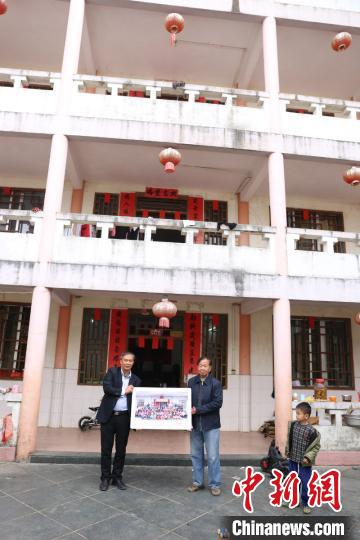 图为龚增森(中)在祖宅留影 林浩 摄