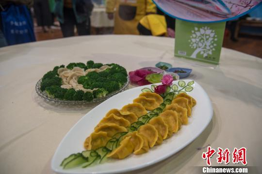 资料图：饺子摆出了一条鱼的造型。　王以照 摄