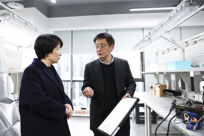 ▲ 华东师大党委书记梅兵与华东师大重庆研究院院长曾和平教授交流