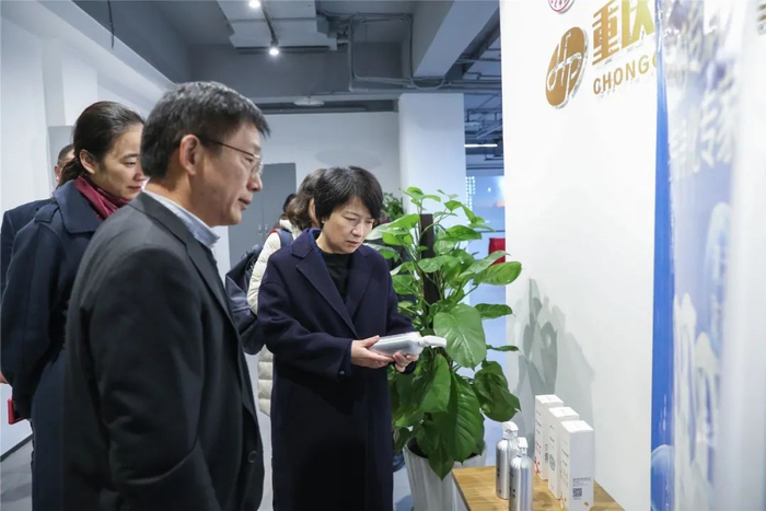 ▲ 调研华东师范大学重庆研究院各项科技成果转化与产业化项目