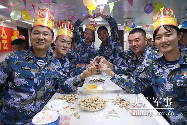 远海联合训练编队的海军水兵们 在大洋上如何过年？