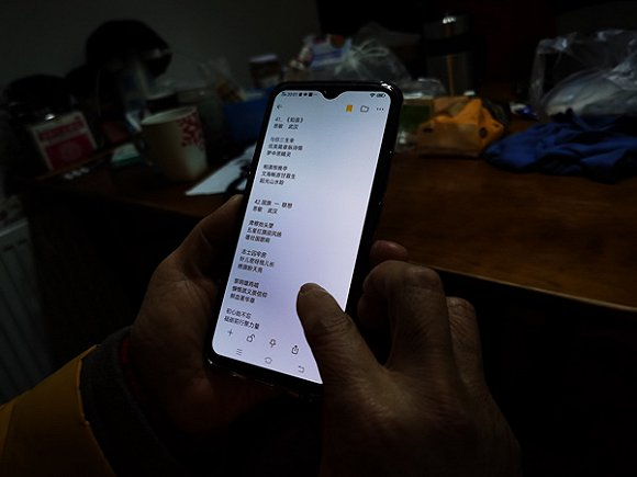 罗家敏素爱写诗，她说康复后想继续写。界面新闻记者 刘海川摄