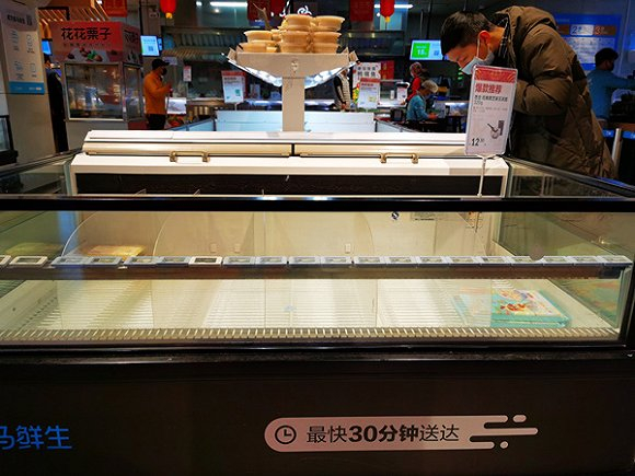 数家超市里泡面和速冻食品都已售罄。界面新闻记者 刘海川摄