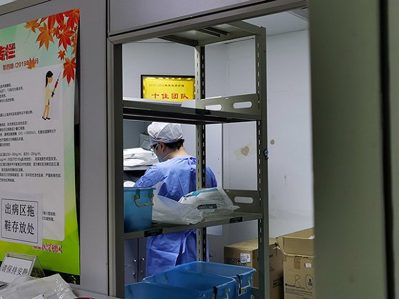医生正在准备进入隔离病房。界面新闻记者 刘海川摄
