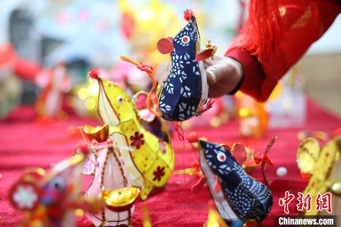 资料图：各种造型的“鼠”年花灯。　泱波 摄