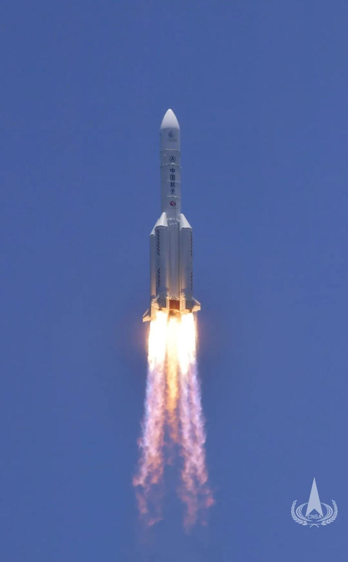 中国首次火星探测任务天问一号探测器，由长征五号遥四运载火箭发射升空。经济日报记者姜天骄摄