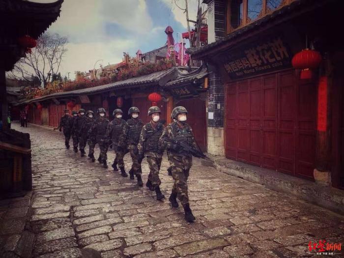 节拍天下丨​游客提前结束假期回成都，武警戴口罩在丽江古城巡逻