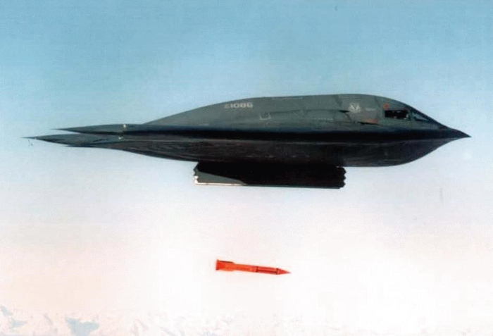 B-2轰炸机投掷B-61核炸弹