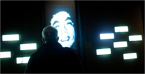 2009年，美国华人博物馆重新开放，观众看到早期移民的照片。