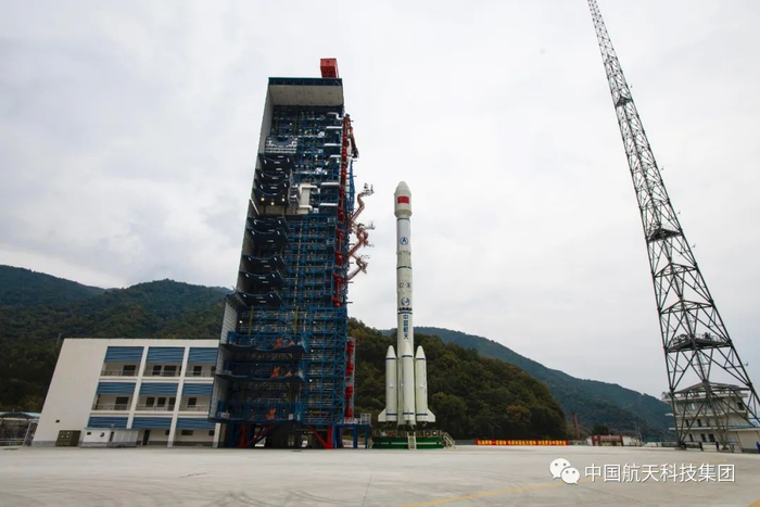 ▲ 长三乙改五火箭整装待发