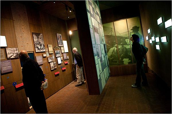 2009年，美国华人博物馆重新开放，观众参观。