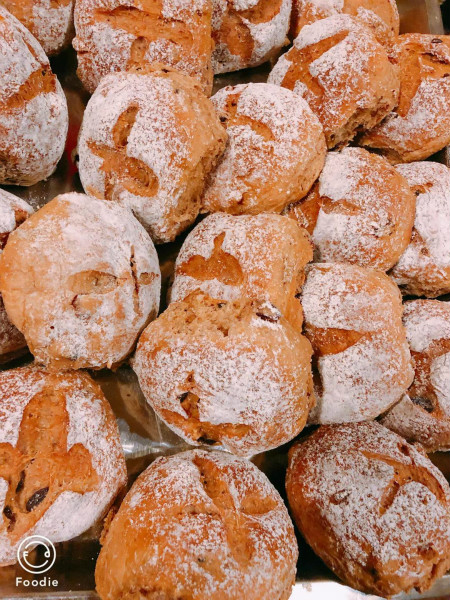 图说：新鲜出炉的爱心面包。受访者供图