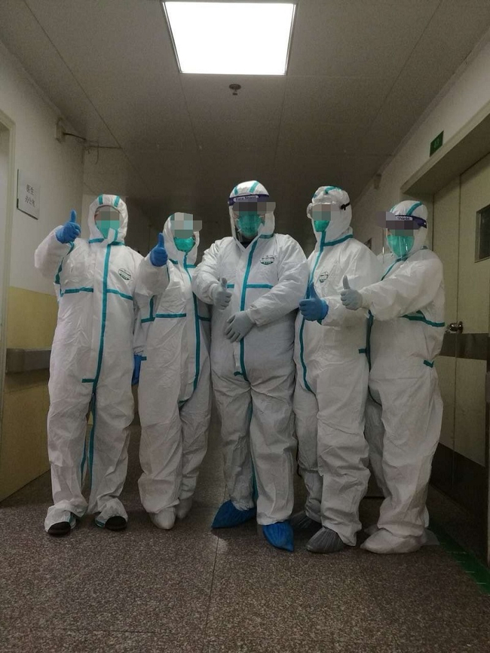 （奋战在抗击肺炎一线的医护人员。）