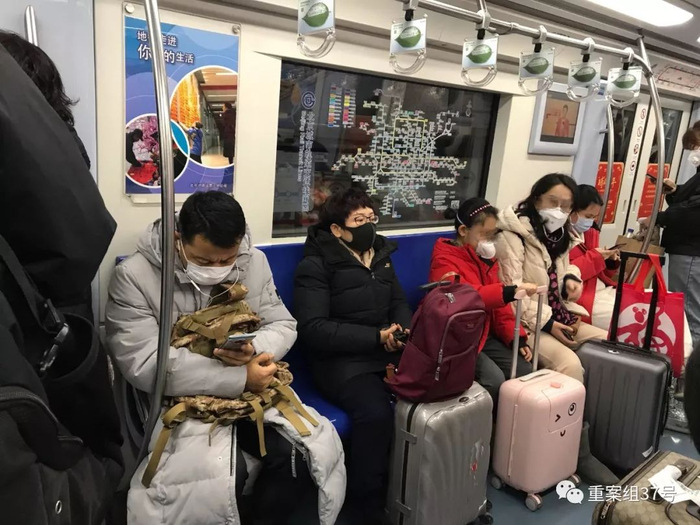 ▲北京地铁，返乡的人们纷纷佩戴口罩。新京报记者 王昱倩 摄