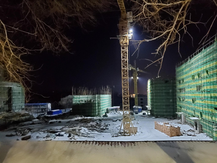 1月22日晚，向阳区一处棚改工地，如今鹤岗这样在建的棚改房工地依然不少。新京报记者 李云蝶 摄