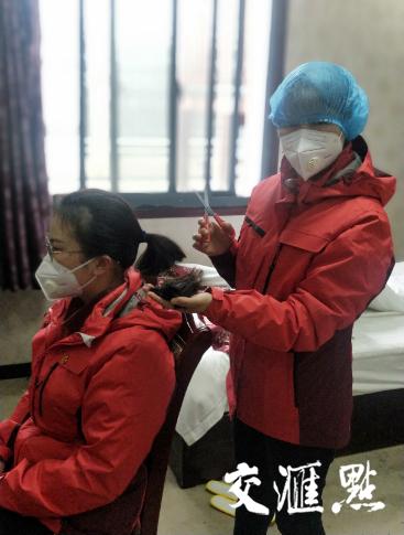 江苏援湖北医疗队抵达武汉——剪去心爱的长发，准备投入“战斗”