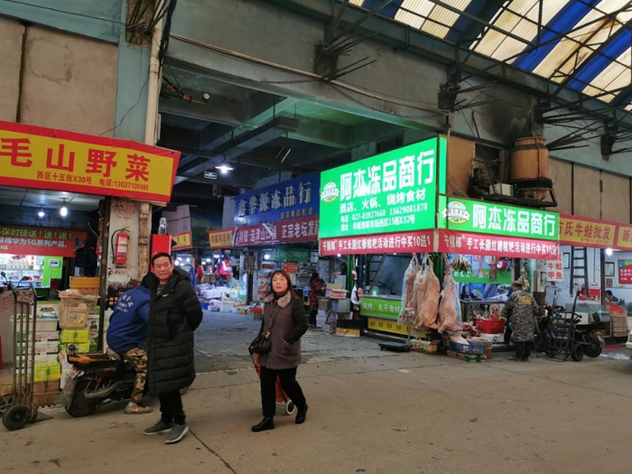 （2019年12月31日，还在正常营业的华南海鲜批发市场。摄影/本报记者 张家振）