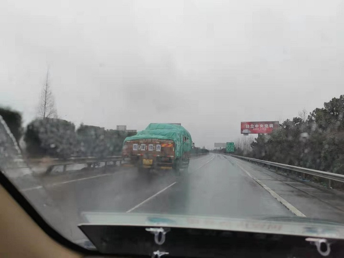 （向武汉驰援的救援物资车辆。）