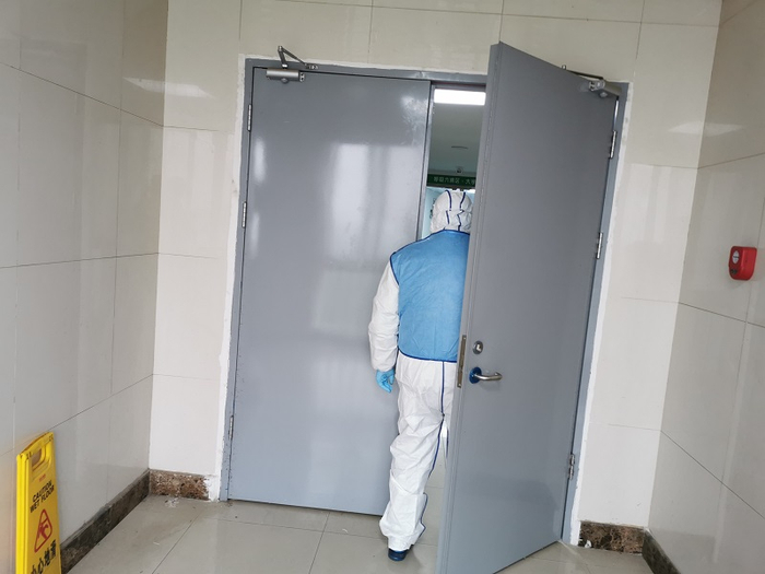 （武汉市金银潭医院住院部南楼四楼隔离病房的医护人员。摄影/本报记者 张家振）