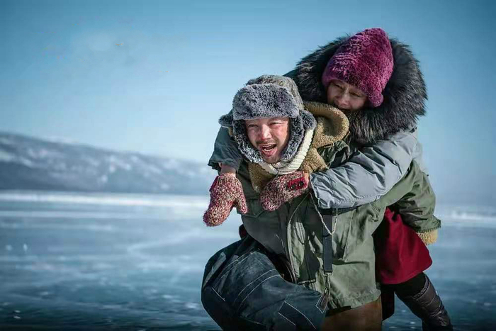 ▲母子经过“熊爪逃生”后矛盾化解。图片来源：豆瓣电影