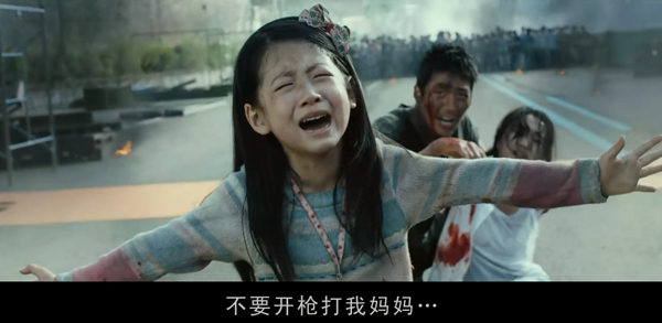 小女孩挡住枪口保护妈妈