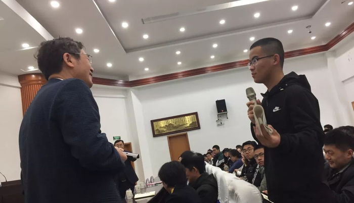  中科院院士、著名数学家袁亚湘（左）与周长宇交流