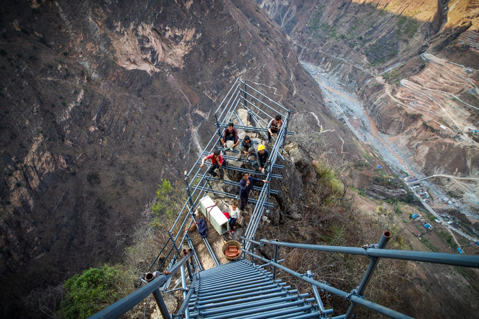 图为农发行信贷支持凉山昭觉县“悬崖村”天梯建设