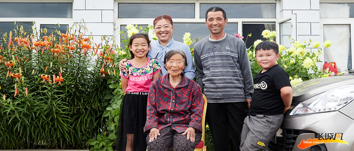 郭文斌（后排右一）和家人合影。