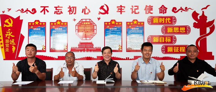 村两委班子和驻村工作队成员为村庄发展点赞。