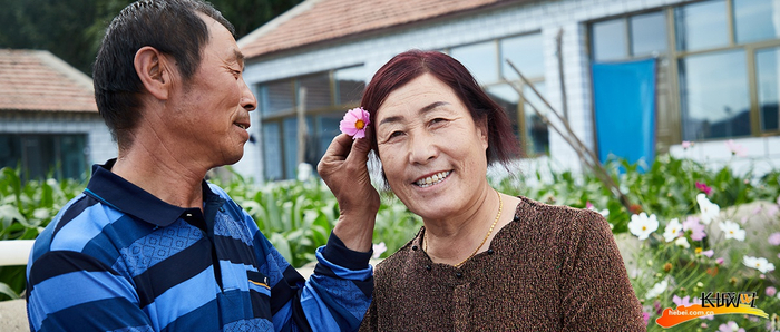 白进德（左一）和家人。